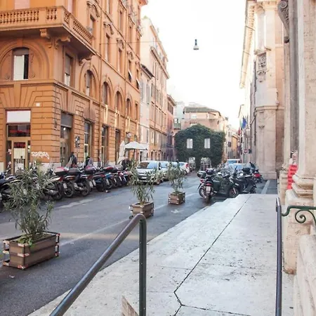 A 300 Passi Dal Colosseo Rom