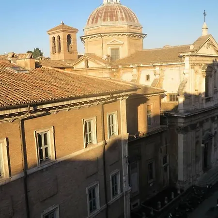 A 300 Passi Dal Colosseo Rom